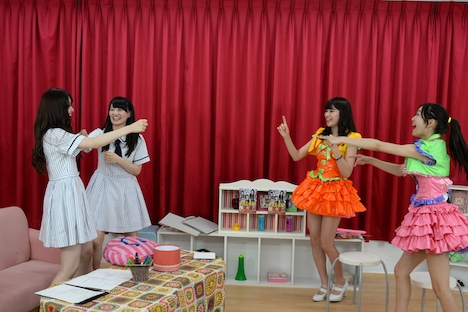 「ほうれん草ゲーム」を楽しむ乃木坂46＆アイドリング!!!の面々。