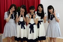 Dorothy Little Happyのメンバーと記念撮影する松村沙友理＆中田花奈。