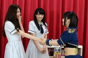 乃木坂46との疑似握手会を楽しむマホ・ソット・ボーチェ（右）。