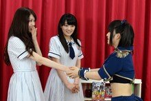 乃木坂46との疑似握手会を楽しむマホ・ソット・ボーチェ（右）。