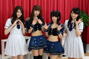 アフィリア・サーガのメンバーと記念撮影する松村沙友理＆中田花奈。
