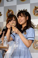 「アイループリン」を試食する斉藤優里。