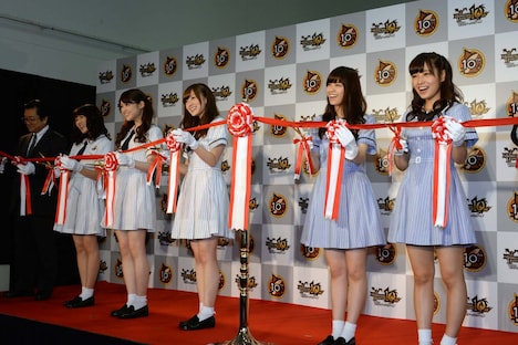 テープカットの様子。