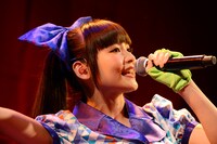 上坂すみれ「4thシングル＆LIVE BD/DVD連動イベント ミニLIVE＆お渡し会」の様子。