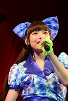 上坂すみれ「4thシングル＆LIVE BD/DVD連動イベント ミニLIVE＆お渡し会」の様子。