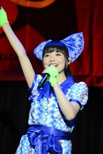 同志諸君に挨拶する上坂すみれ。