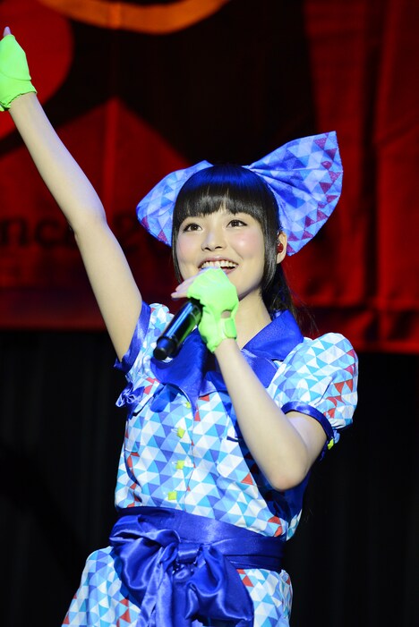 同志諸君に挨拶する上坂すみれ。