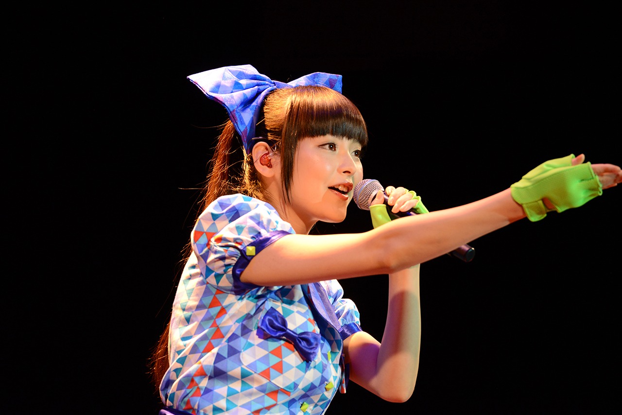 上坂すみれ「4thシングル＆LIVE BD/DVD連動イベント ミニLIVE＆お渡し会」の様子。