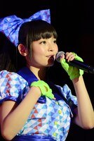 上坂すみれ「4thシングル＆LIVE BD/DVD連動イベント ミニLIVE＆お渡し会」の様子。