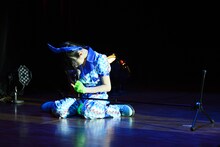 しょんぼりうなだれる上坂すみれ。