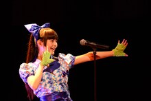 「げんし、女子は、たいようだった。」を歌う上坂すみれ。