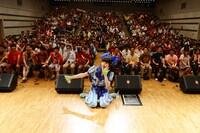 同志諸君と集合写真に収まる上坂すみれ。