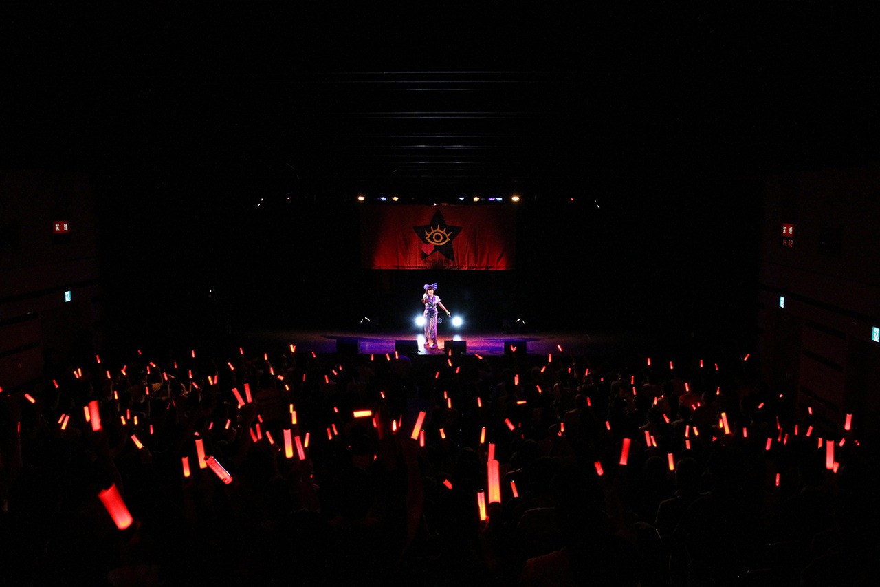 上坂すみれ「4thシングル＆LIVE BD/DVD連動イベント ミニLIVE＆お渡し会」の様子。