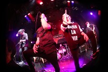 MY FIRST STORYのNob（写真左）、Hiro（写真右から2番目）とともにパフォーマンスするSWANKY DANK。（Photo by kohei suzuki）