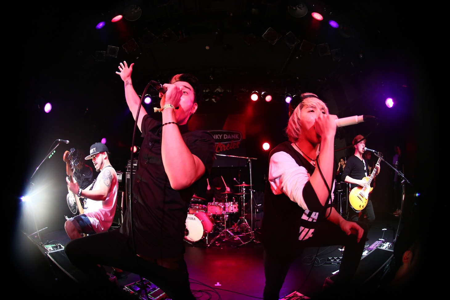 MY FIRST STORYのNob（写真左）、Hiro（写真右から2番目）とともにパフォーマンスするSWANKY DANK。（Photo by kohei suzuki）