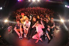 「SWANKY DANK Circles Tour」終演後の記念写真。（Photo by kohei suzuki）