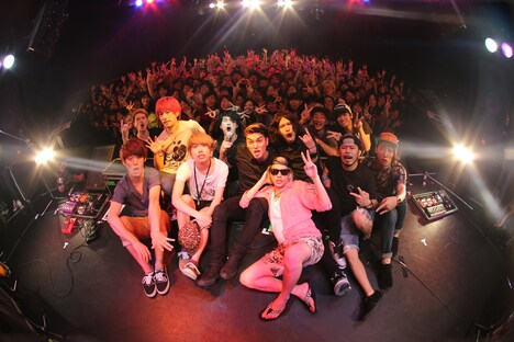「SWANKY DANK Circles Tour」終演後の記念写真。（Photo by kohei suzuki）