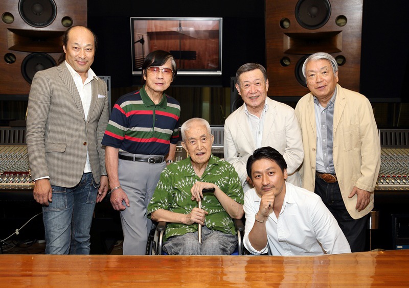 永六輔（中央）を囲むデューク・エイセスのメンバー（後列）と松尾潔（手前右）。