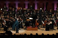 日本センチュリー交響楽団と共演する藤井フミヤ。