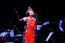 写真は昨年11月の「Miss Maki Nomiya sings "Shibuya-kei Standards"～野宮真貴、渋谷系を歌う。」東京公演の様子。（撮影：上山陽介）