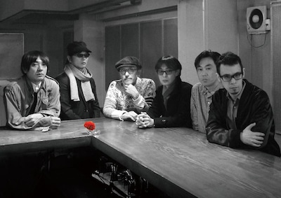 高橋幸宏＆METAFIVE。左から小山田圭吾（Cornelius）、TOWA TEI、高橋幸宏、砂原良徳、ゴンドウトモヒコ、LEO今井。