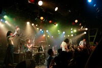 玉屋2060%、MAXと「体内ラブ」をプレイする忘れらんねえよ（撮影：名和真紀子）。