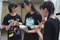 開演前、バーベキューで腹ごしらえする小林歌穂、松野莉奈、中山莉子。