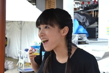 大好物のきゅうりを食べる中山莉子。