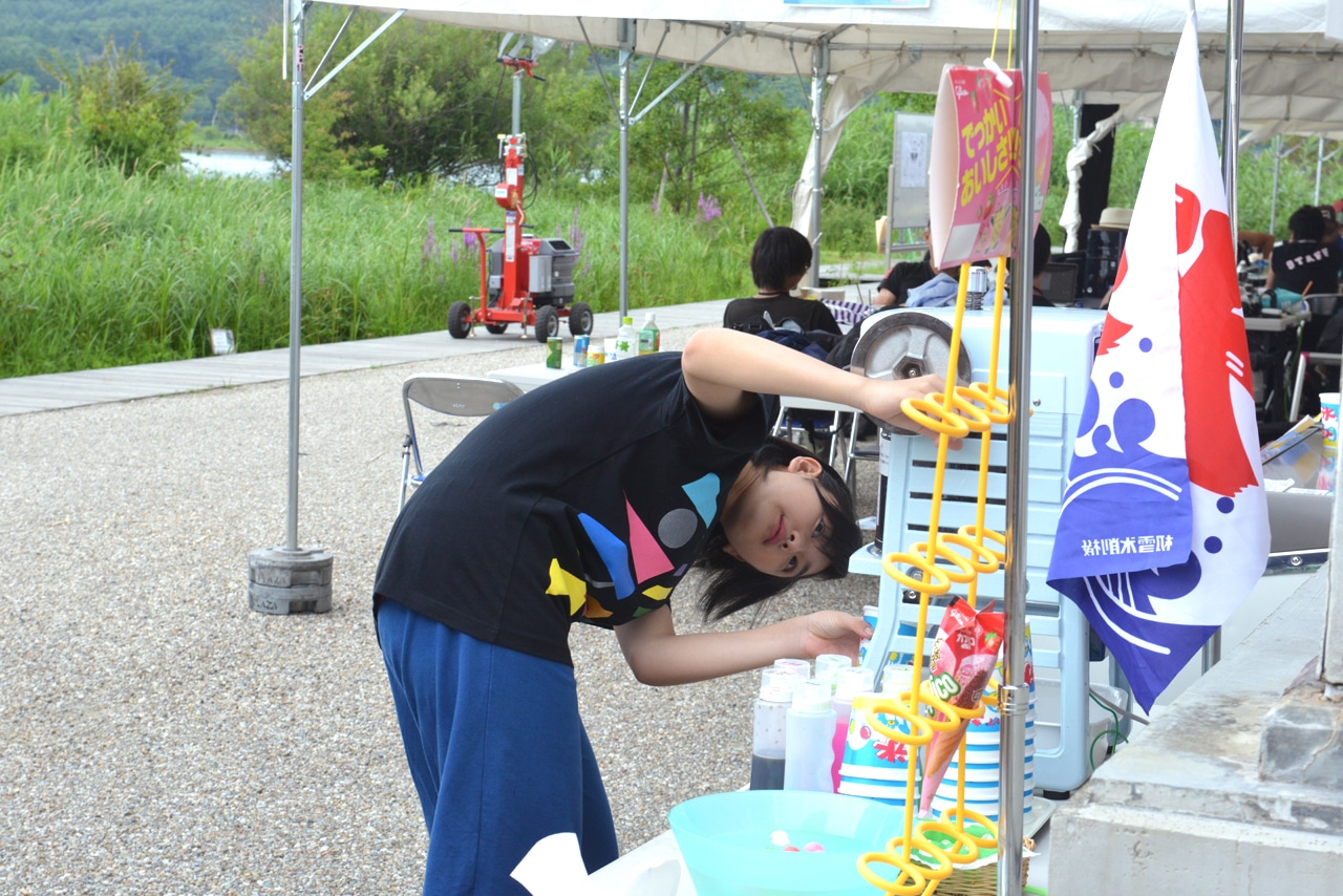 かき氷製造機の使い方がわからない小林歌穂。