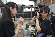 松野莉奈（左）を激写する安本彩花カメラマン（右）。