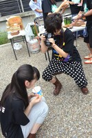 アングルにこだわる安本カメラマン。