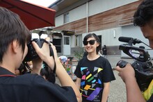 安本カメラマンの前にサングラスをかけて登場した小林歌穂。