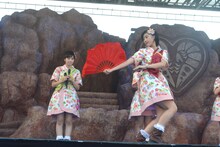 水芸を披露する小林歌穂。