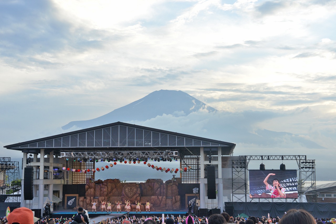 私立恵比寿中学「エビ中 夏のファミリー遠足 略してファミえん in 山中湖2014」の様子。
