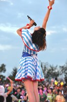 天を見上げる柏木ひなた。