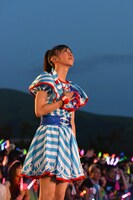 空を見上げる真山りか。