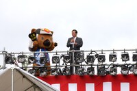 左から武田菱丸、高村文教山中湖村村長。