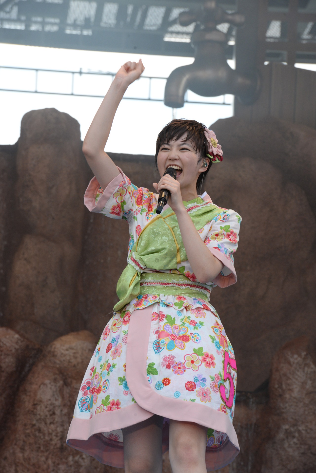 安本彩花