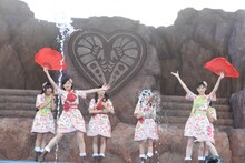 水芸を披露する松野莉奈（右端）と小林歌穂（左から2番目）。