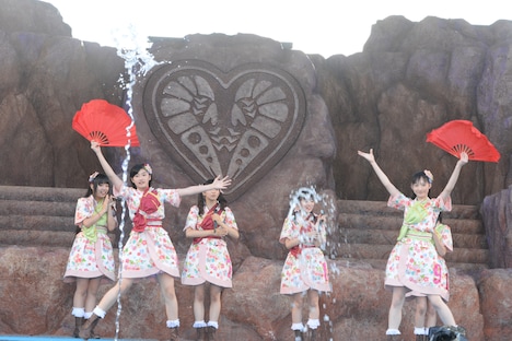 水芸を披露する松野莉奈（右端）と小林歌穂（左から2番目）。