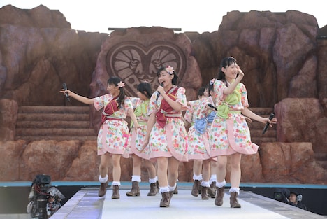 私立恵比寿中学「エビ中 夏のファミリー遠足　略してファミえん in 山中湖」の様子。