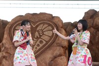 左から中山莉子、柏木ひなた。