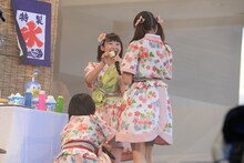 去年と同様、かき氷のシロップをこぼして衣装を汚してしまった柏木ひなた（中央）は「キャップが落ちたの！」と弁明。