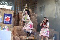 飛び跳ねる柏木ひなた（左）。