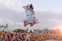 高くジャンプする松野莉奈。