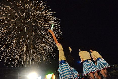 花火を見上げる廣田あいか、中山莉子、安本彩花（左から）。