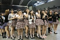 4thシングル発売の知らせを受け、驚くHKT48メンバー。 (c)AKS