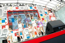 GEMによる「めざましライブ」の様子。