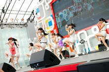 GEMによる「めざましライブ」の様子。