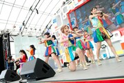 Cheeky Paradeによる「めざましライブ」の様子。